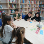 В Модельной библиотеке № 13 (м/р Блиново) состоялась захватывающая интеллектуальная игра «Что? Где? Когда?», которая собрала юных знатоков из начальных классов