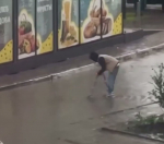 В Краснодаре парень пересёк затопленную дорогу на стремянке и остался сухим