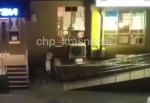 В Краснодаре мужчина залез на кондиционер и устроил там «концерт»