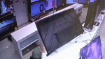 В Краснодаре мужчина повредил 15 телевизоров в гипермаркете