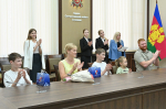 В Сочи детям участников СВО вручили 500 сертификатов на приобретение канцелярских товаров к школе